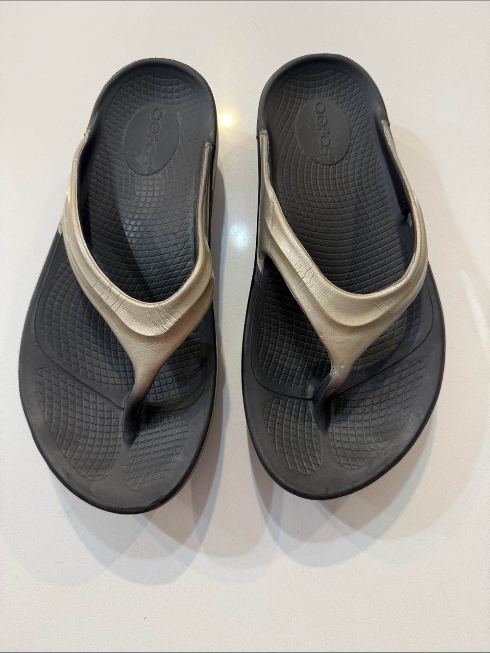 OOFOS OOlala Luxe Recovery Sandals Black Latte Thong Flip Flop Women's Size 7